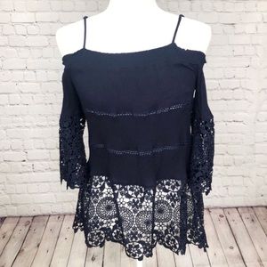 ANDRÉE  BY UNIT / lace cold shoulder blouse